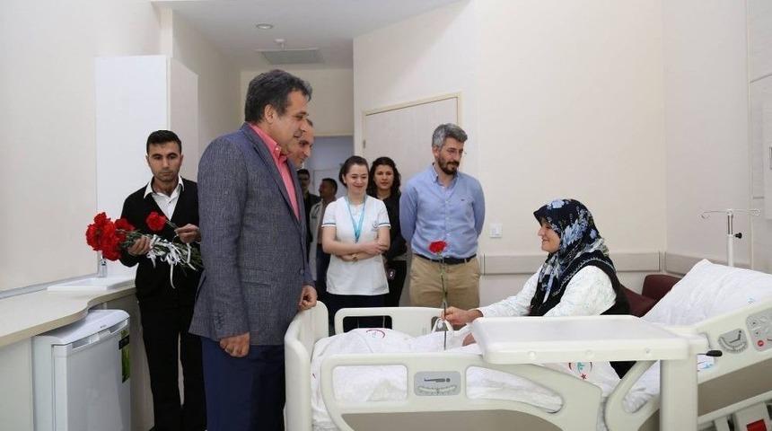 Yılmaz, Yaşlı Hastaları Ziyaret Etti