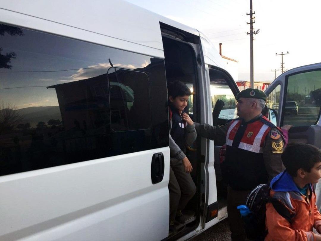 Jandarma Servis Ara&ccedil;larında Denetimlerini S&uuml;rd&uuml;r&uuml;yor