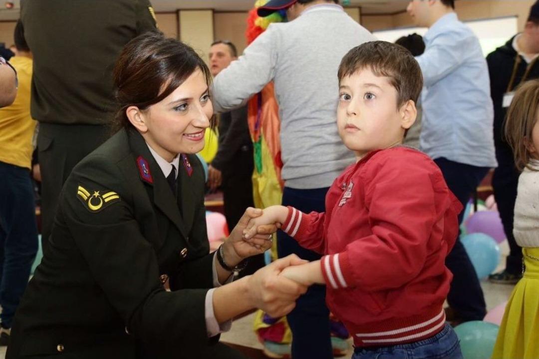 Jandarma Down Sendromlu &Ccedil;ocuklarla Bir Araya Geldi