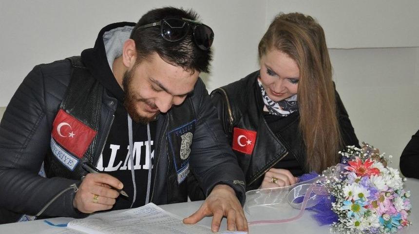 Motosikletle Geldiler, Nikah Kıydılar