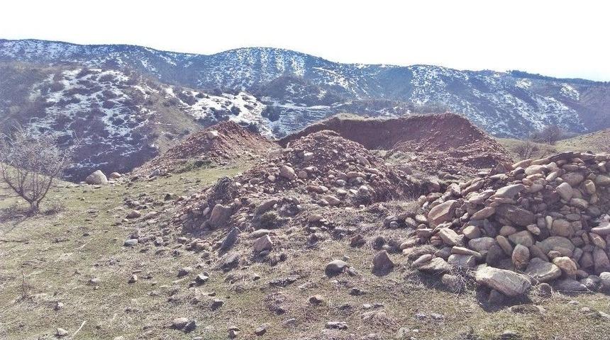 Defineciler Tarihi Yerleri Talan Ediliyor