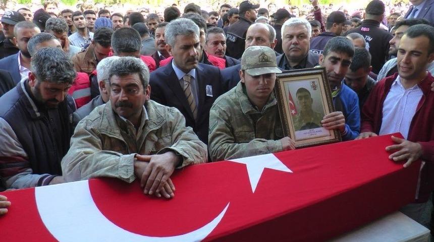 Şehit Asker Son Yolculuğuna Uğurlanıyor