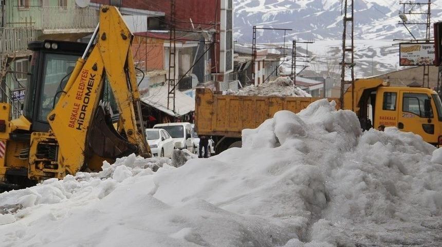 Başkale&rsquo;de Kar Ve Buz K&uuml;tlelerini Temizleme &Ccedil;alışması