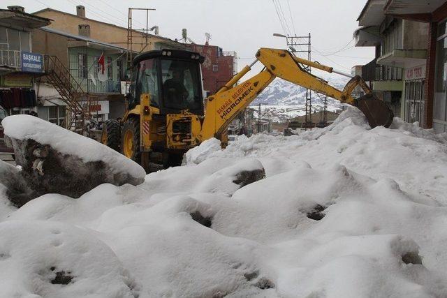 Başkale’de Kar Ve Buz Kütlelerini Temizleme Çalışması