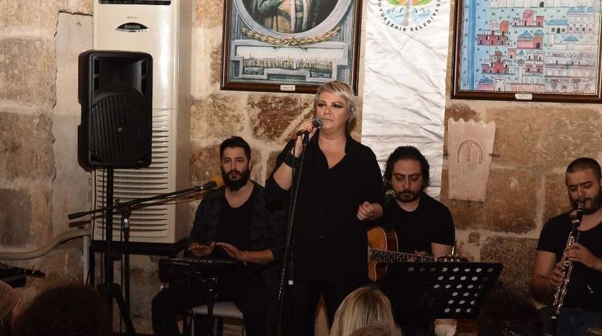 &Uuml;nl&uuml;lerin Vokalisti G&uuml;lden Taşkın Tarihi Konakta Nostalji Yaşattı