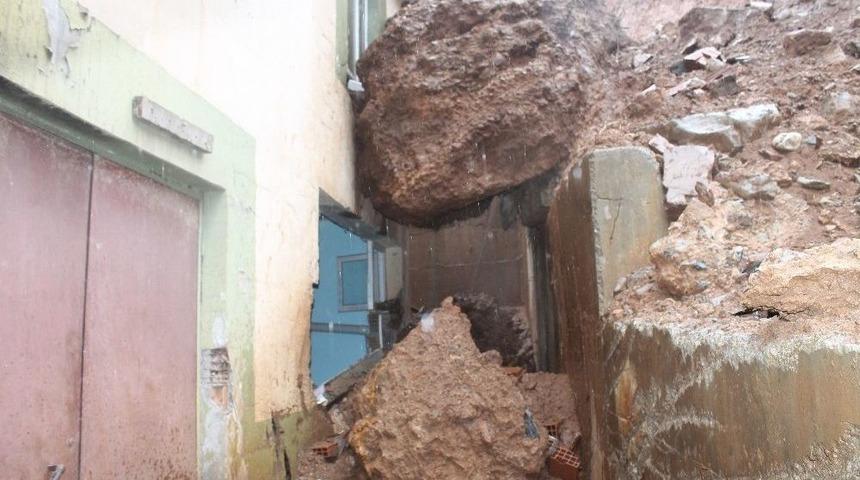 Beyt&uuml;şşebap&rsquo;ta &Ouml;ğretmen Lojmanına Kaya D&uuml;şt&uuml;