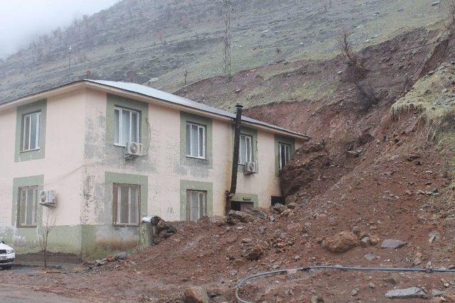 Beytüşşebap’ta Öğretmen Lojmanına Kaya Düştü