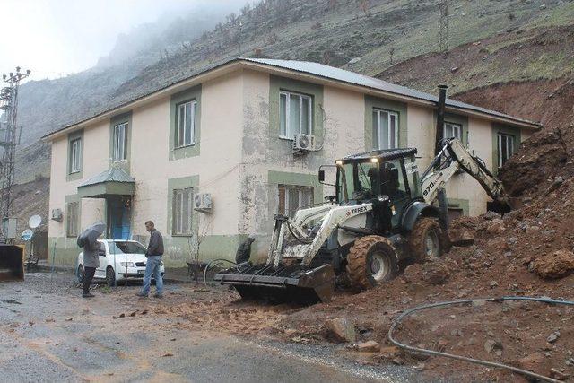 Beytüşşebap’ta Öğretmen Lojmanına Kaya Düştü