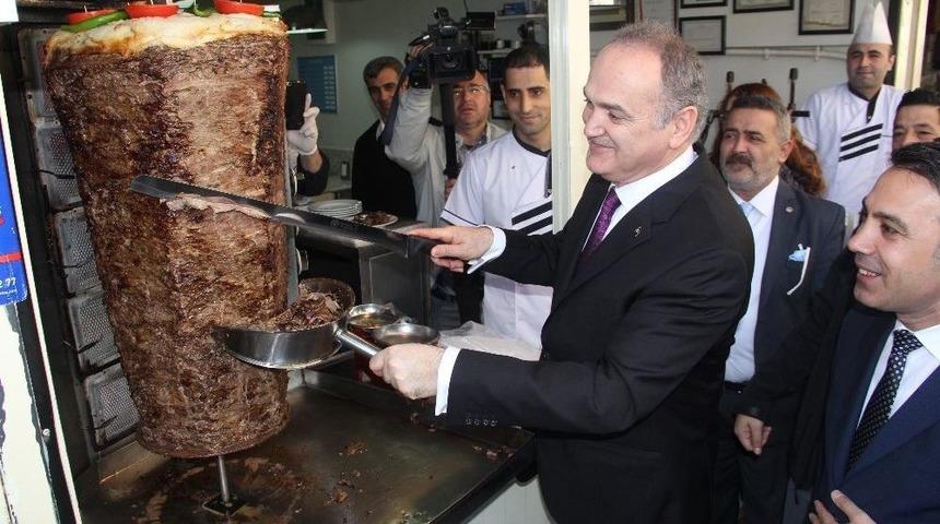 Bakan &Ouml;zl&uuml; &lsquo;izmir Gevreği&rsquo; Yedi