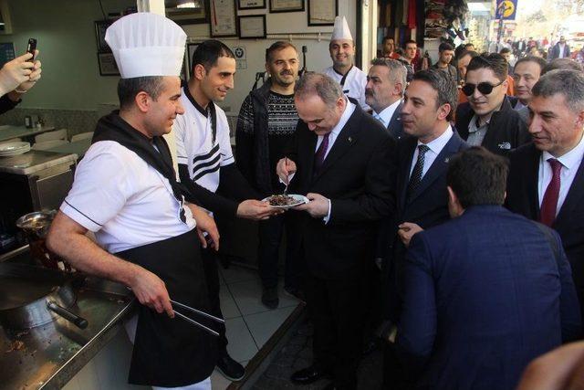 Bakan Özlü ‘izmir Gevreği’ Yedi