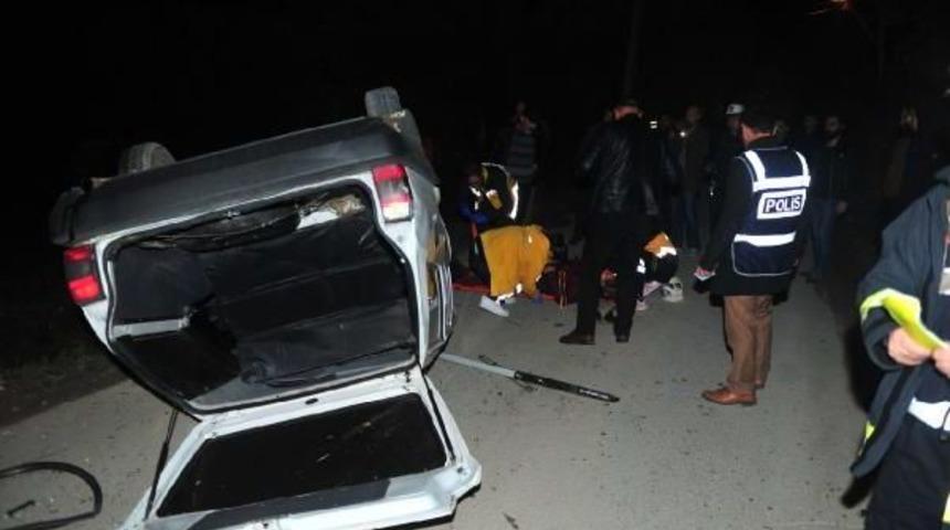 Polisten Ka&ccedil;an Alkoll&uuml; S&uuml;r&uuml;c&uuml;n&uuml;n Otomobili Takla Attı: 2 Yaralı