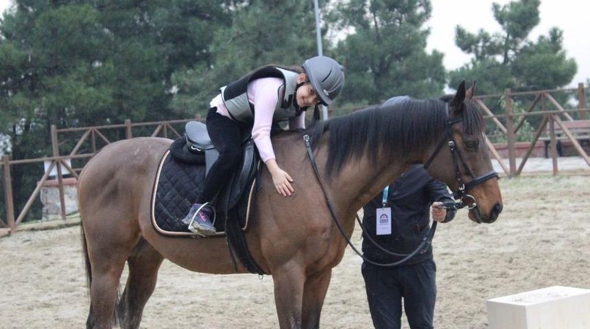 Atlı Eğitim Merkezi&rsquo;nde &Ccedil;ok Y&ouml;nl&uuml; Eğitimler S&uuml;r&uuml;yor