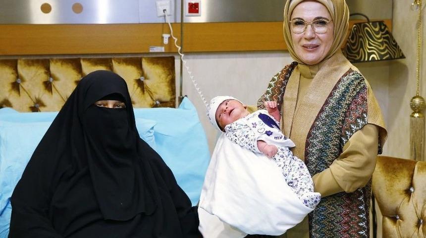 Emine Erdoğan, 15 Temmuz Şehidinin Doğum Yapan Eşini Hastanede Ziyaret Etti