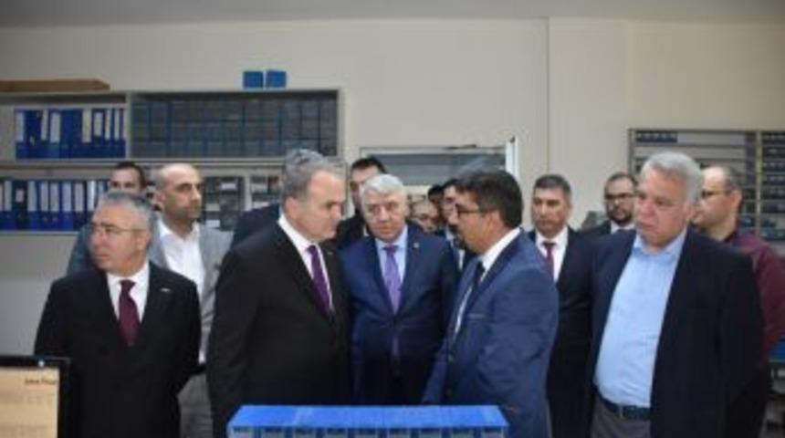 Bakan &Ouml;zl&uuml;&rsquo;den Sanayicilere Yatırımları Ertelememe Uyarısı