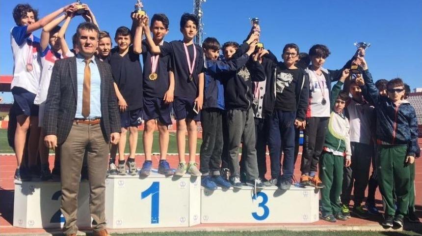 Biga Ortaokulu Atletizm K&uuml;&ccedil;&uuml;k Erkek Takımı Şampiyon