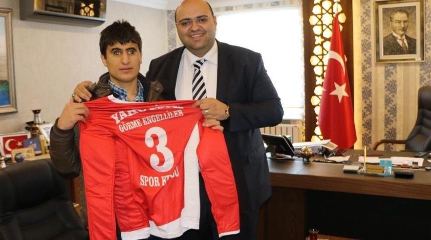 Başkan Orhan&rsquo;dan Engellilere Forma Desteği