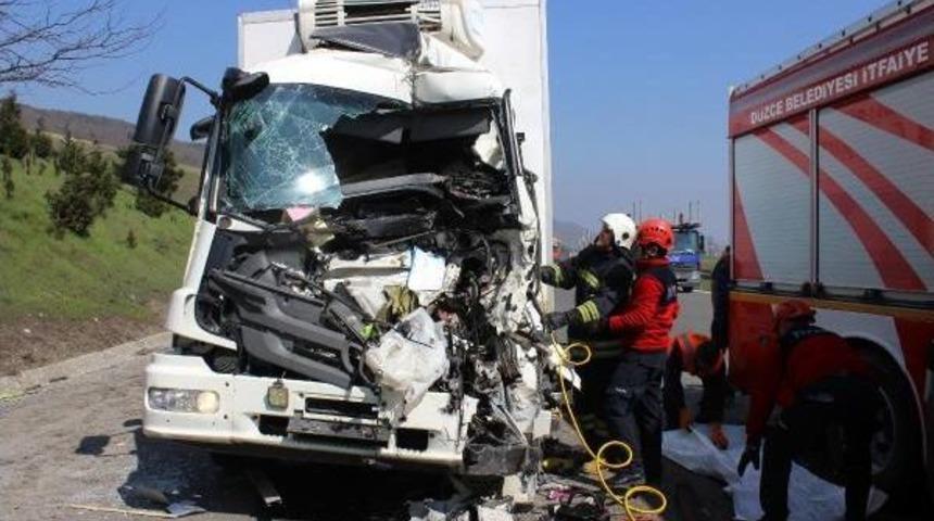 Tem'de Tır'a &Ccedil;arpan Kamyonun S&uuml;r&uuml;c&uuml;s&uuml; &Ouml;ld&uuml;