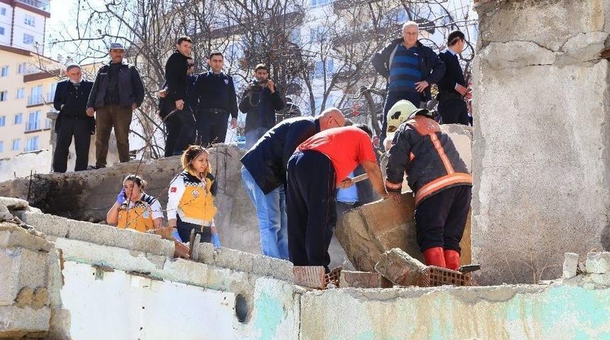 Hurda Toplarken Yıkılan Duvarın Altında Kaldı