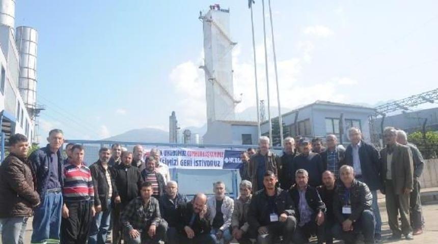 &Uuml;retimi Durdurulan Fabrika Iş&ccedil;ilerinin Baca Eylemi