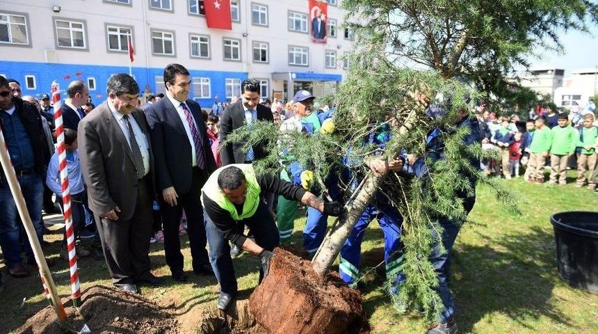 Osmangazi&rsquo;de Okul Bah&ccedil;eleri Yeşilleniyor