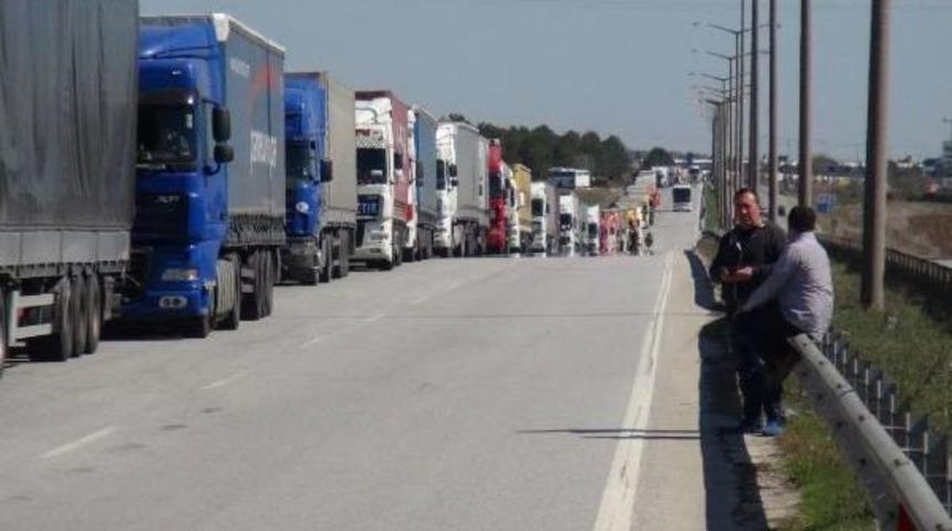 Bulgaristan Işlemleri Yavaşlattı, Sınırda 7 Kilometre Tır Kuyrukları Oluştu