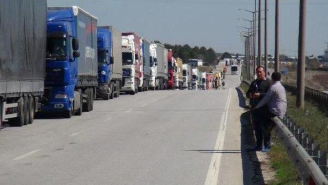 Bulgaristan Işlemleri Yavaşlattı, Sınırda 7 Kilometre Tır Kuyrukları Oluştu
