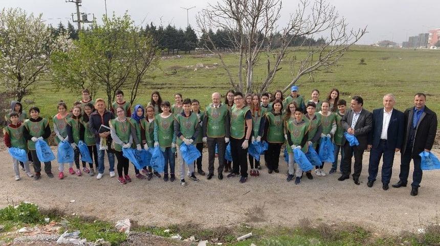 Çevreci Başkan Öğrencilerle Çöp Topladı