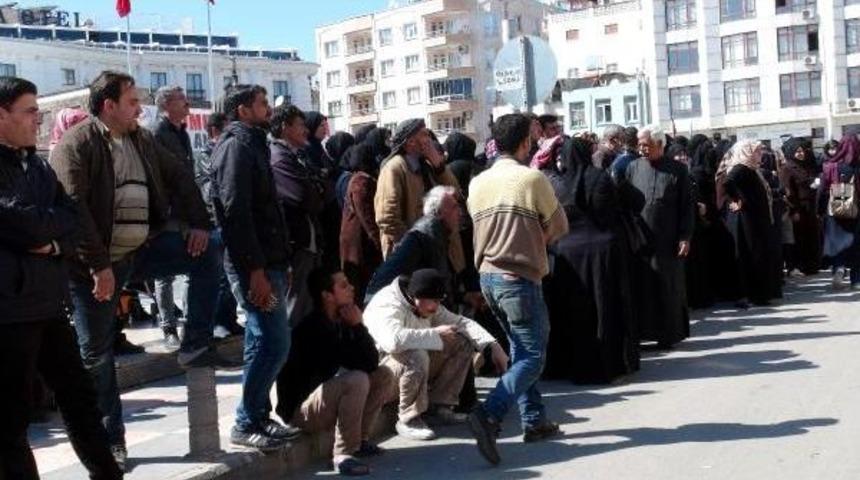 Kilis'te Suriyelilerin 'kızılaykart' Yoğunluğu