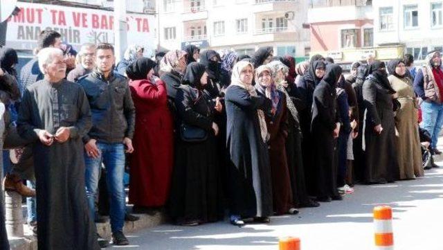 Kilis'te Suriyelilerin 'kızılaykart' Yoğunluğu