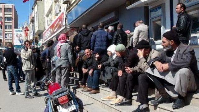 Kilis'te Suriyelilerin 'kızılaykart' Yoğunluğu