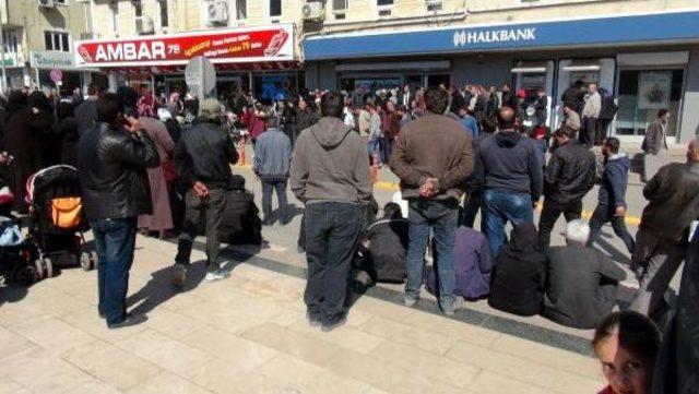 Kilis'te Suriyelilerin 'kızılaykart' Yoğunluğu