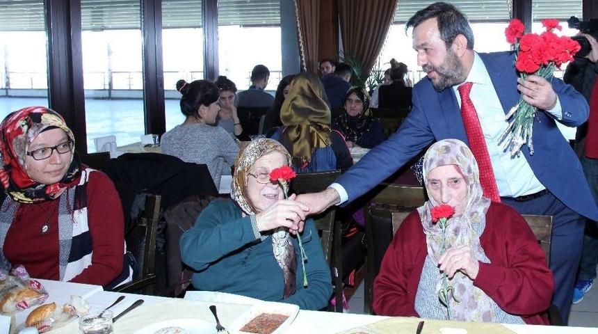 Ga&uuml;n&rsquo;de Huzurevi Sakinlerine Davul Zurnalı Karşılama