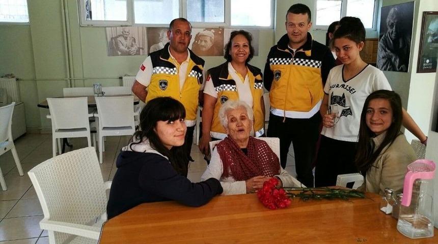 Burhaniye&rsquo;de G&ouml;n&uuml;ll&uuml; Torunlar Huzurevini Ziyaret Etti