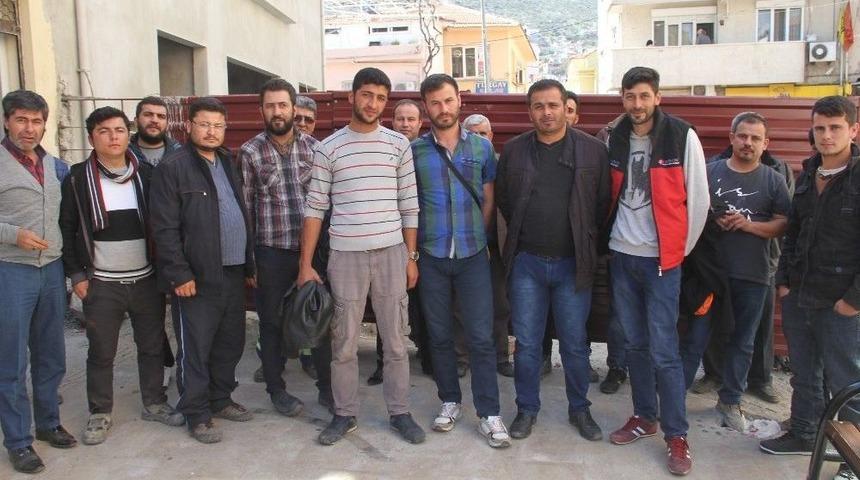 Yağmur Yağınca &Uuml;cretleri Kesilen Madenciler İşi Bıraktı
