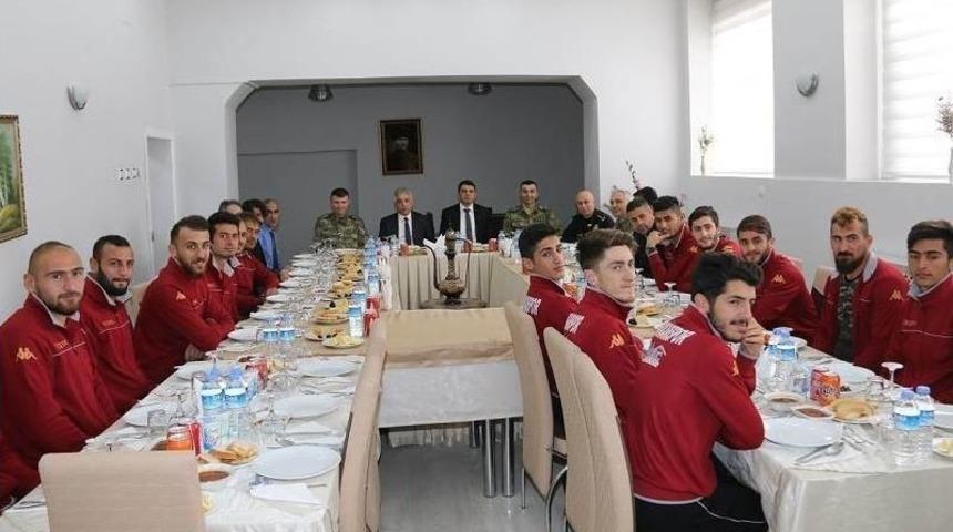 Vali Toprak, Hakkarisporlu Futbolcularla Bir Araya Geldi