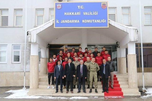 Vali Toprak, Hakkarisporlu Futbolcularla Bir Araya Geldi