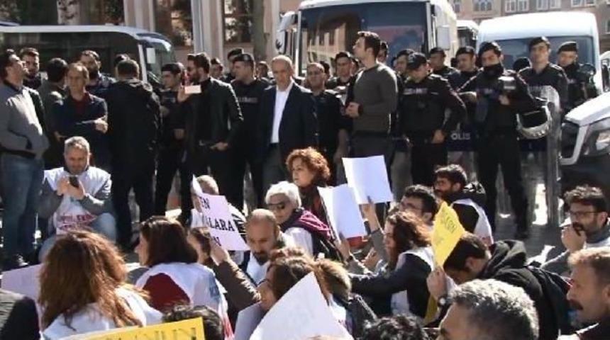 İhra&ccedil; Edilen &Ouml;ğretmenlerden Oturma Eylemi