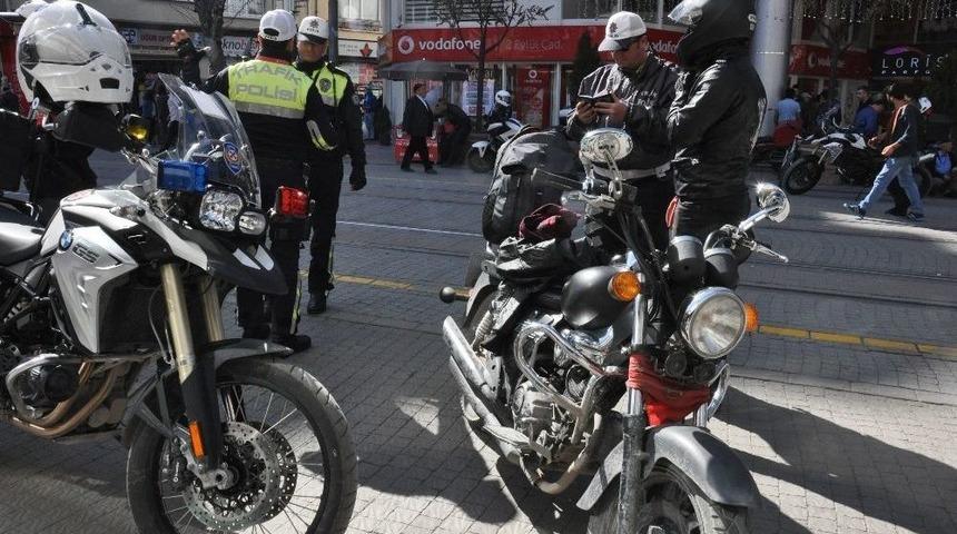 Tramvay Yolunda Motorlu Ara&ccedil;lara Uygulama
