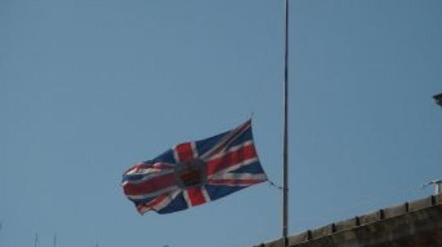 İngiltere Başkonsolosluğunda Bayrak Yarıya İndirildi