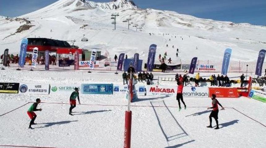 Erciyes'te &Uuml;niversitelerarası 'kar Voleybolu' Heyecanı