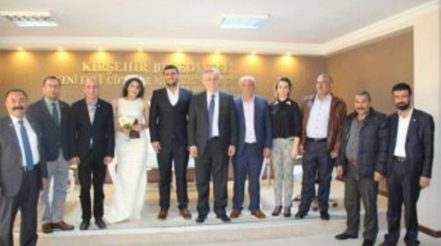 Chp Genel Başkan Yardımcısı Hakkı S&uuml;ha Okay Chp Merkez İl&ccedil;e Sekreterinin Kardeşinin Nik&acirc;hına Şahitlik Yaptı