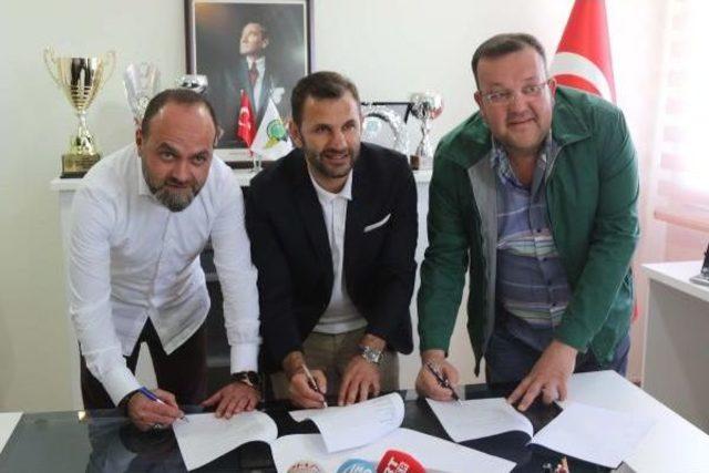 Akhisar Belediyespor'da Okan Buruk Imzayı Attı