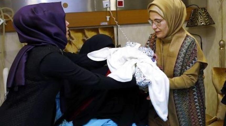 Emine Erdoğan'dan Şehit Bebeğini Hastanede Ziyaret Etti