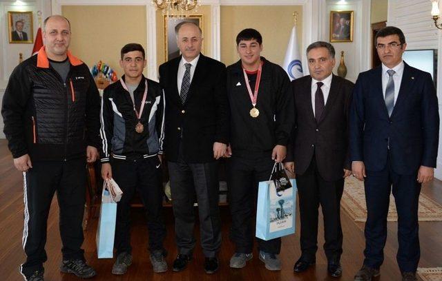 Şampiyon Sporcular Vali Azizoğlu’nu Ziyaret Etti