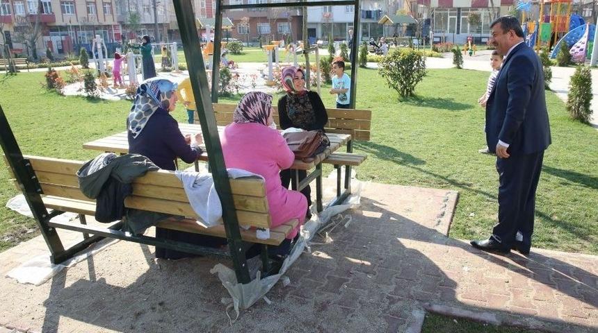 Başkan Karabacak, Parkları Dolduran Vatandaşlarla Sohbet Etti