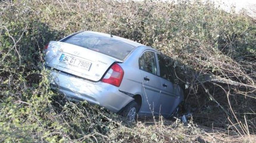 Tem'de &Ccedil;arpışan Iki Otomobil Şarampole Yuvarlandı: 7 Yaralı