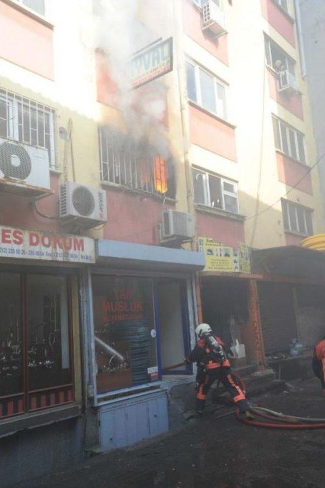 Karaköy-Perşembepazarı'ndaki Yangın Paniğe Yol Açtı