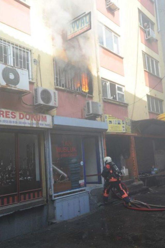 Karaköy-Perşembepazarı'ndaki Yangın Paniğe Yol Açtı