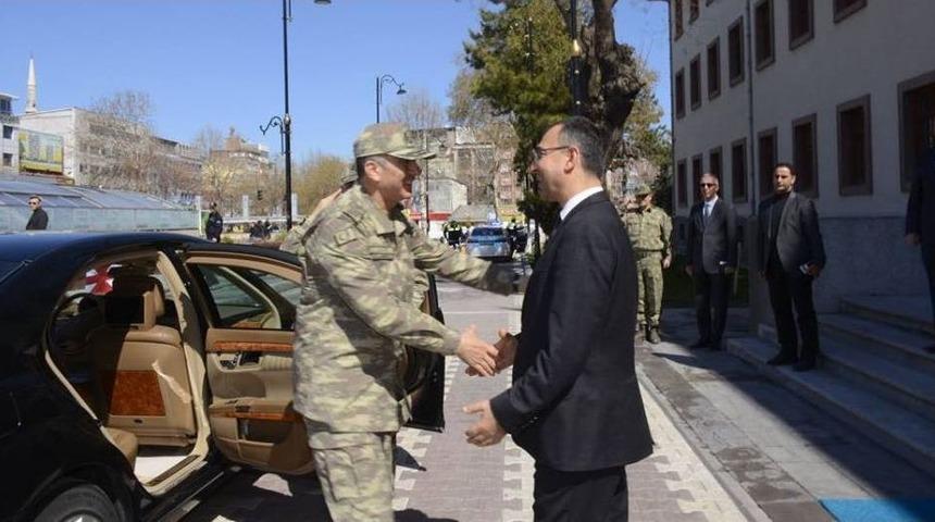 Kara Kuvvetleri Komutanı Orgeneral &Ccedil;olak, Malatya Valisini Ziyaret Etti