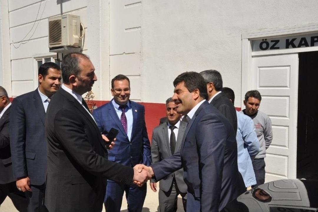 Ak Parti Genel Sekreteri Abd&uuml;lhamit G&uuml;l Halı Fabrikasında İş&ccedil;ilerle &Ouml;ğle Yemeği Yedi